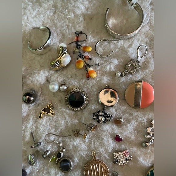 60+ Bundle of Pins, Brooches & Single Earrings - Picture 10 of 16